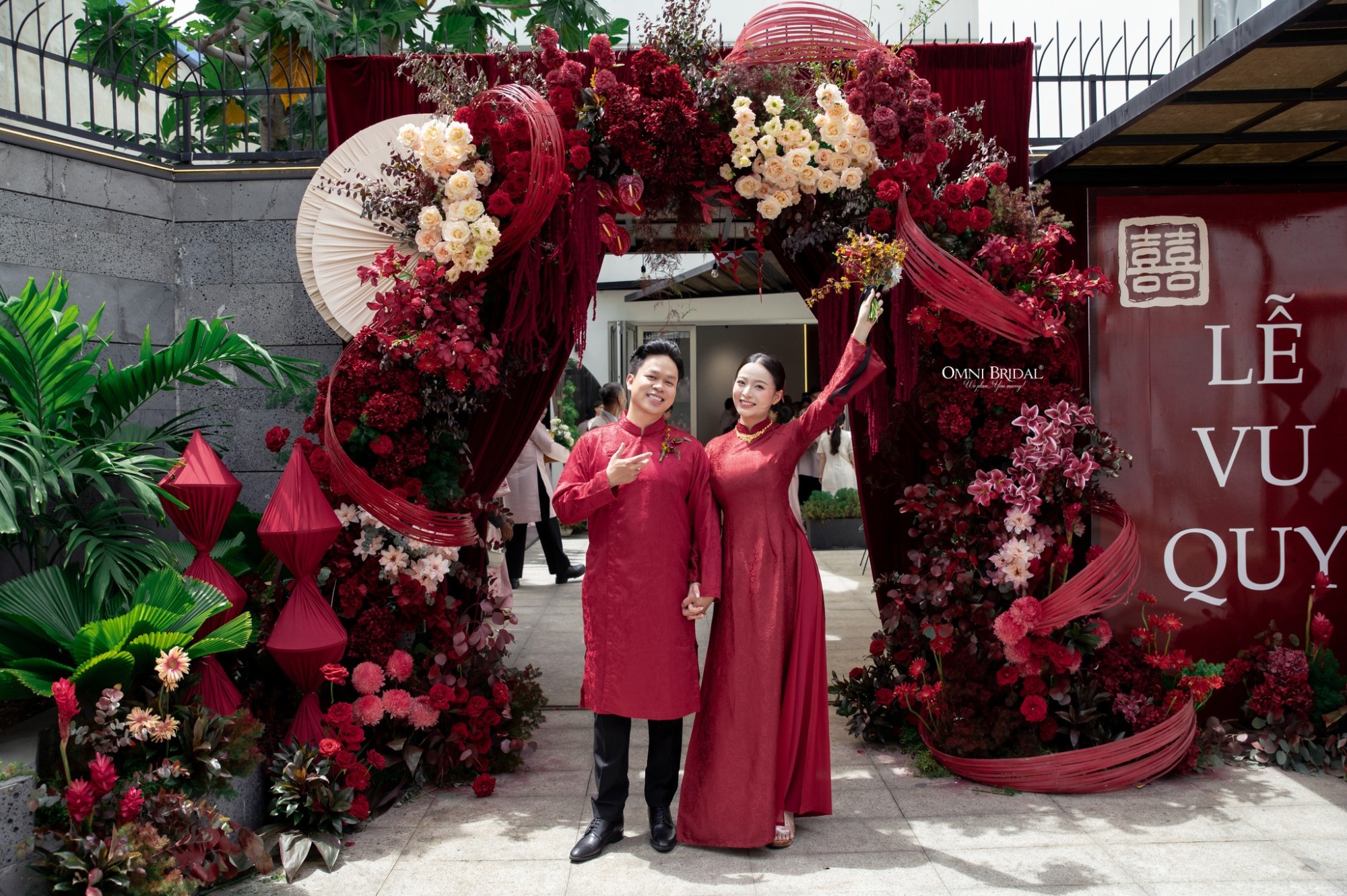 Trang trí cổng cưới đồng nhất một tone màu đầy sang trọng