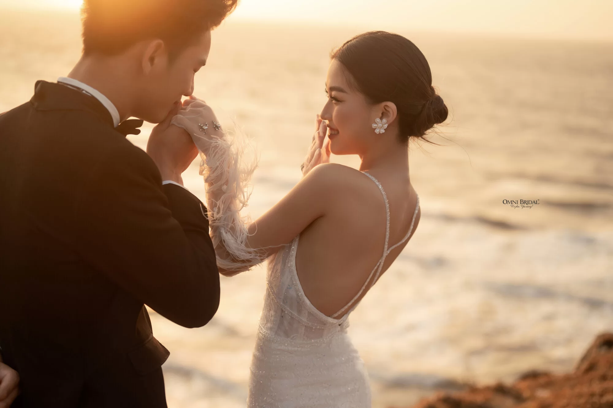 Kỹ thuật trang điểm cô dâu chụp ngoại cảnh với các chi tiết nhỏ cũng giúp đảm bảo cho cả buổi chụp