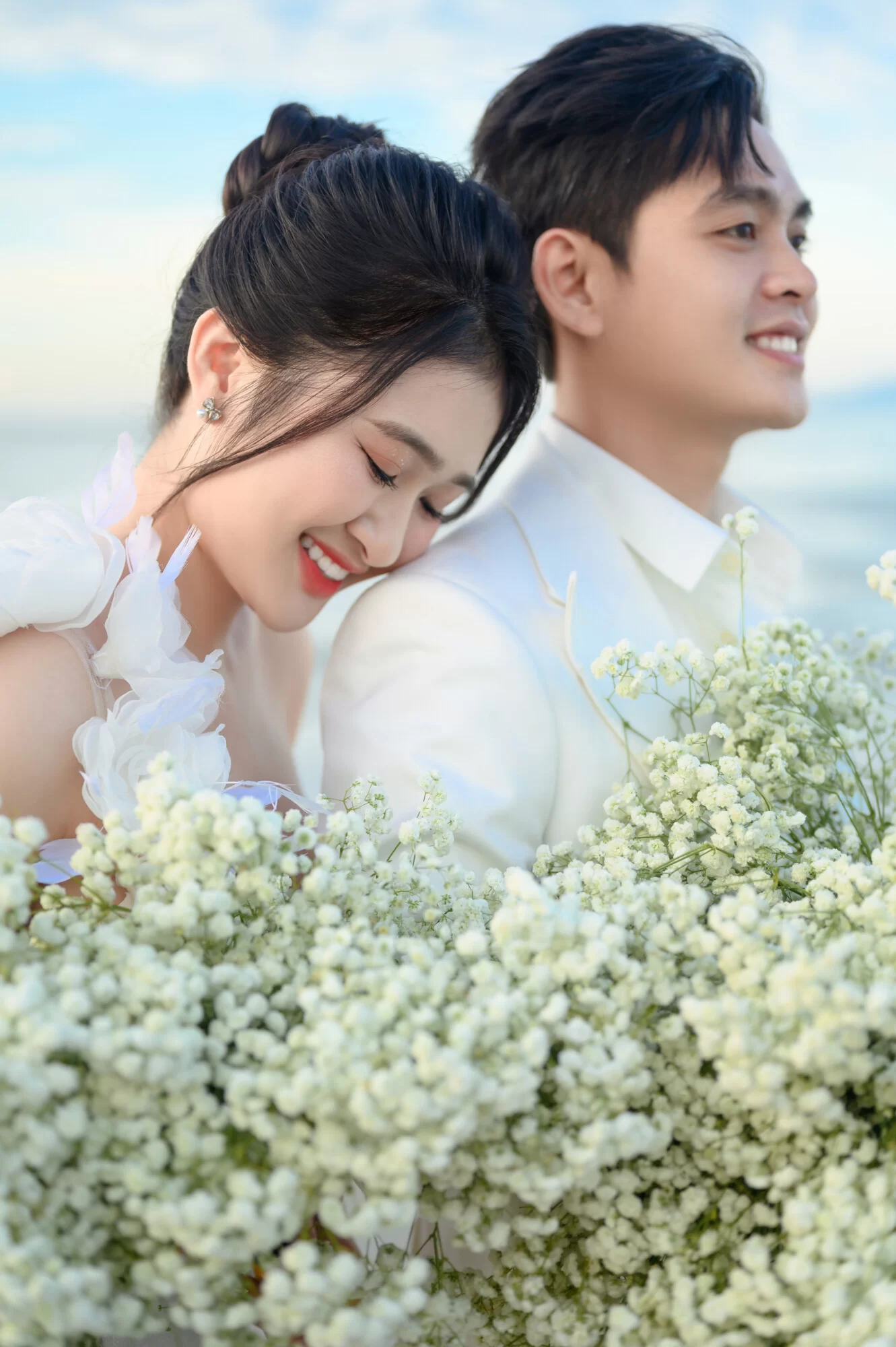 Luôn trang bị những vật dụng cần thiết để chăm chút lại cho lớp trang điểm suốt buổi chụp dài
