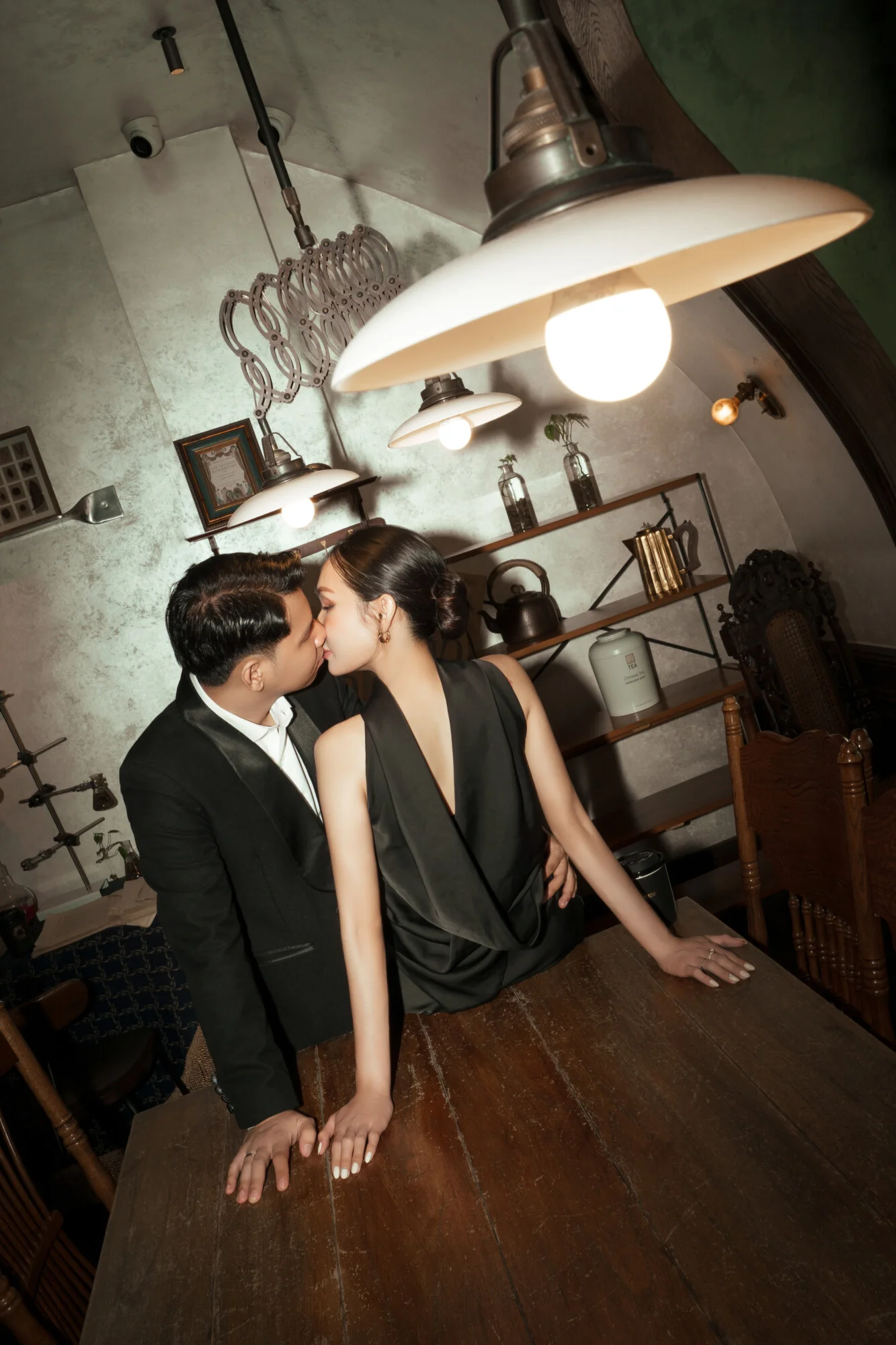 Concept ảnh cưới có phần bí ẩn nhưng vẫn giữ trọn sự đơn giản và đẳng cấp