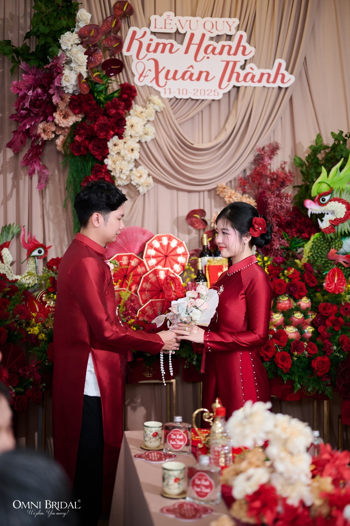 Hoa trang trí gia tiên mang ý nghĩa gắn kết hai bên gia đình