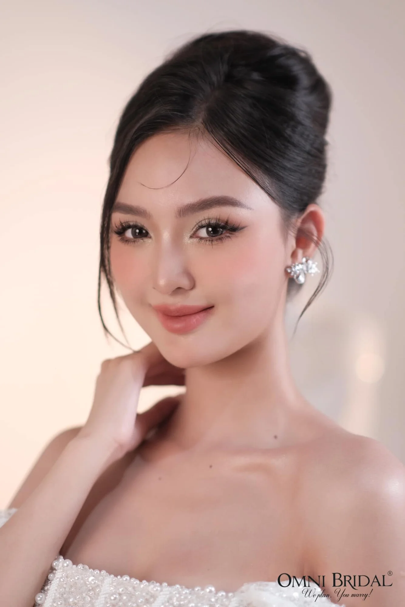 Lớp nền lì và đôi mắt sắc sảo là điểm nhấn của makeup cô dâu tone tây