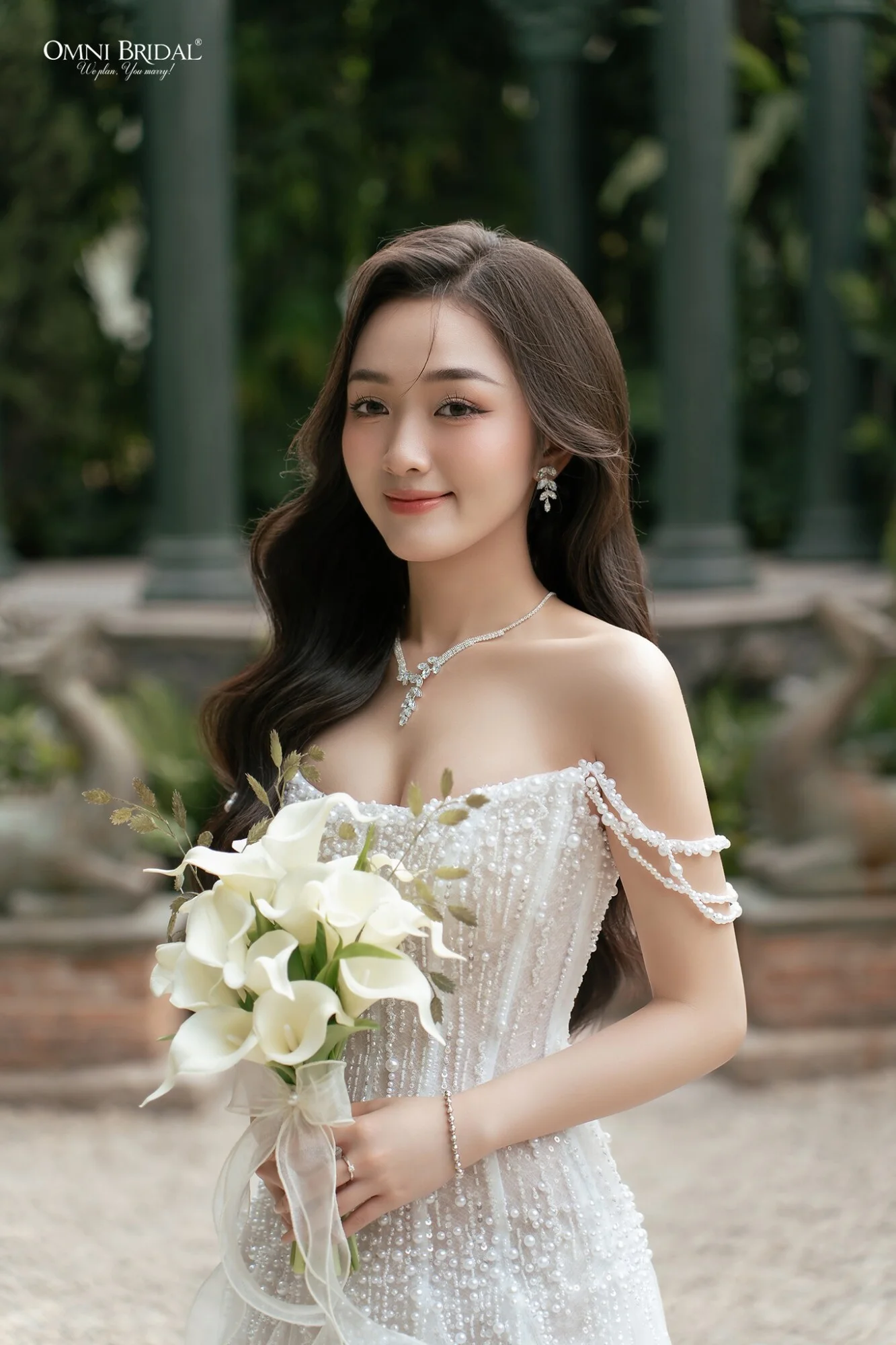 Mái tóc bồng bềnh tạo nên một kiểu tóc cô dâu đẹp