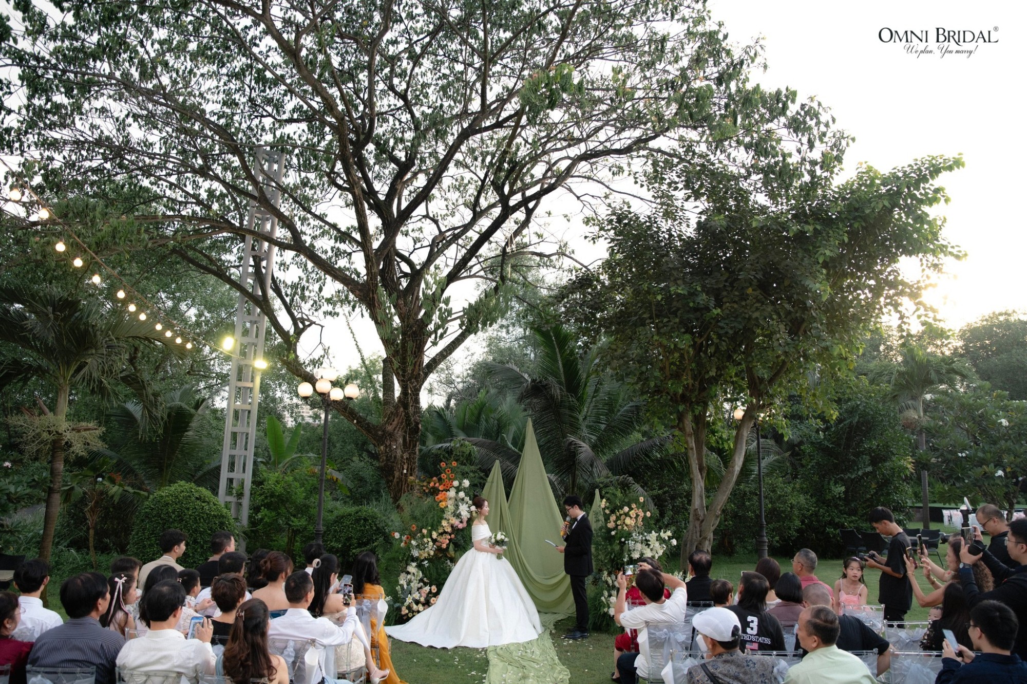 Việc book wedding planner chuẩn bị lễ cưới cũng phụ thuộc vào quy mô