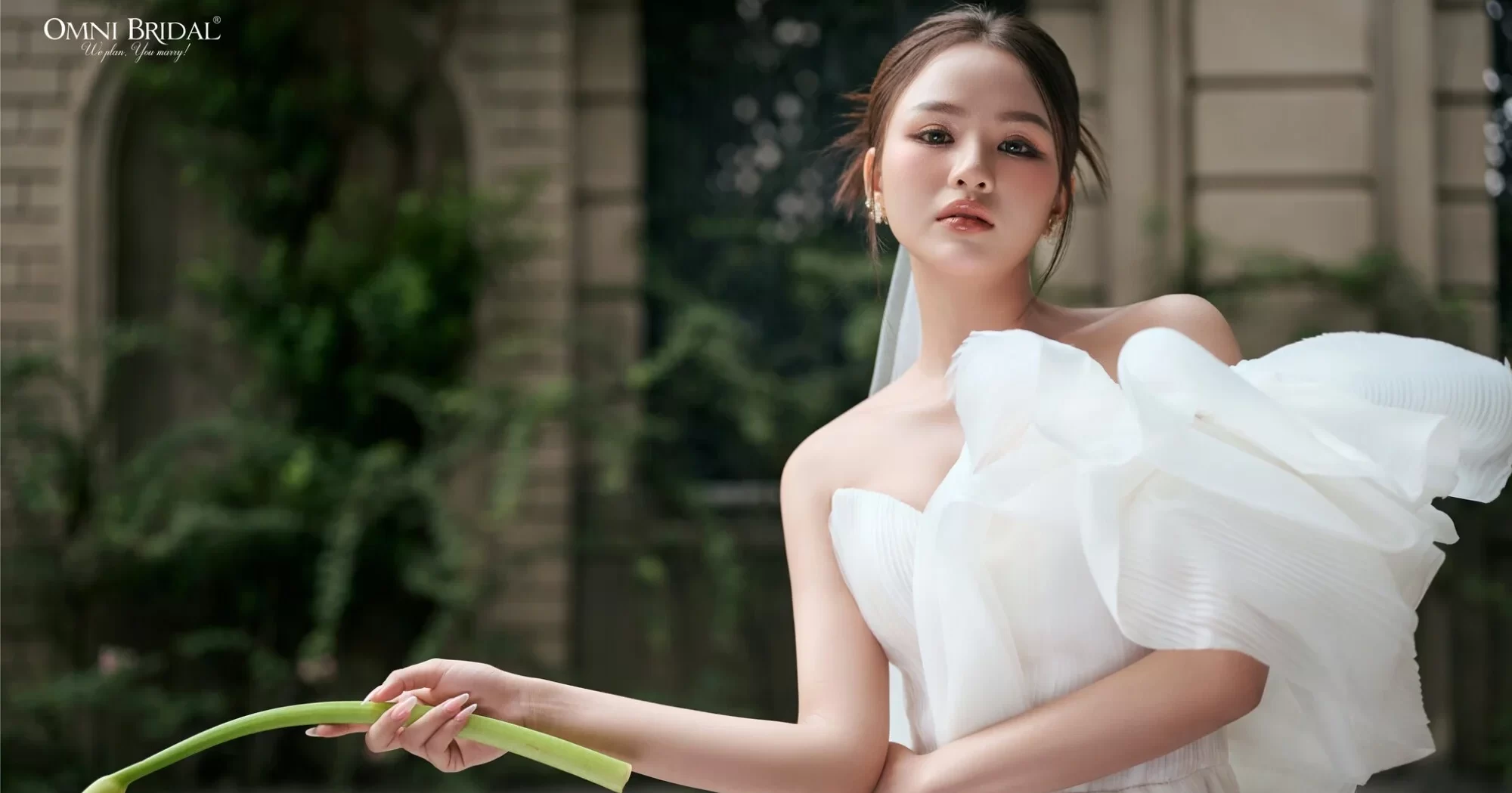 Ánh sáng cũng dễ gây ra tình trạng lệch tone da khi trang điểm