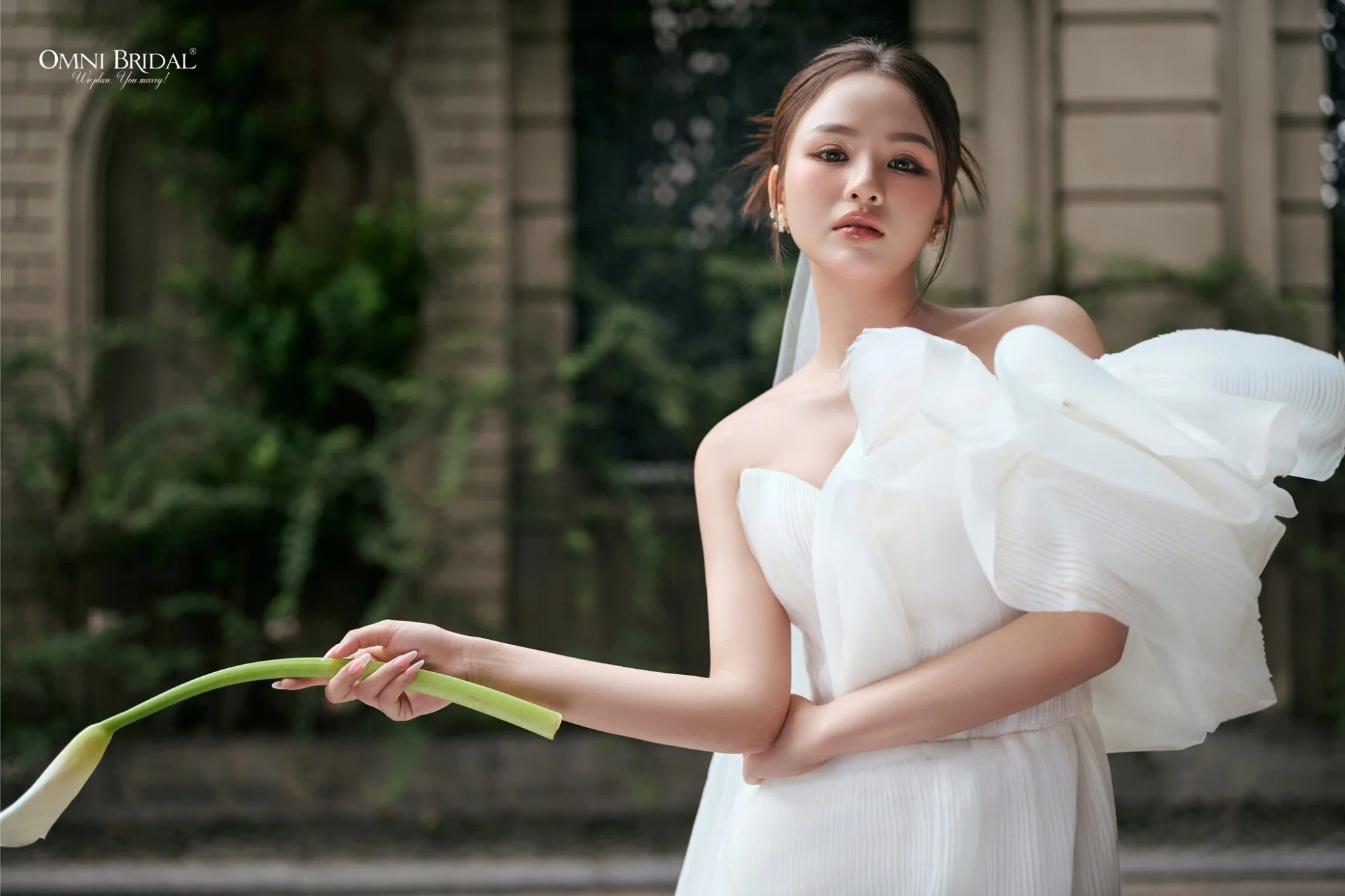 Ánh sáng cũng dễ gây ra tình trạng lệch tone da khi trang điểm 