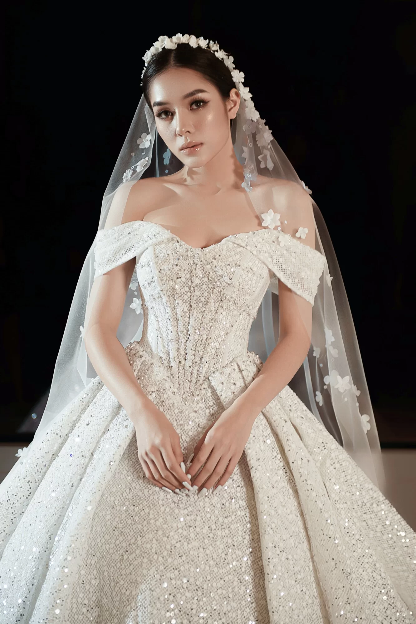 Các phần ngũ quan trên layout makeup cô dâu tone tây đậm nét nhưng vẫn hài hòa