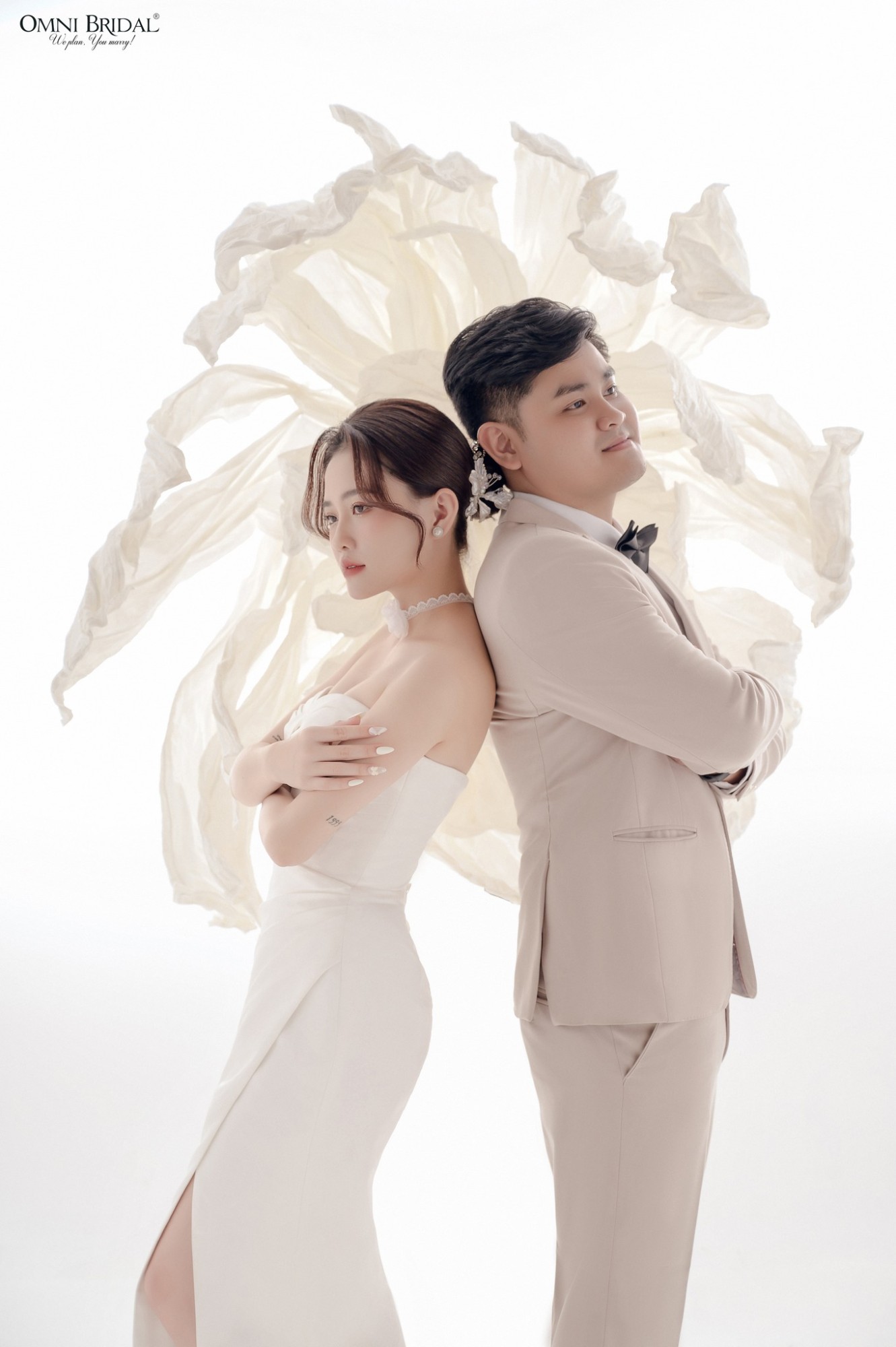 Concept ảnh cưới với ánh sáng dịu nhẹ, đơn giản