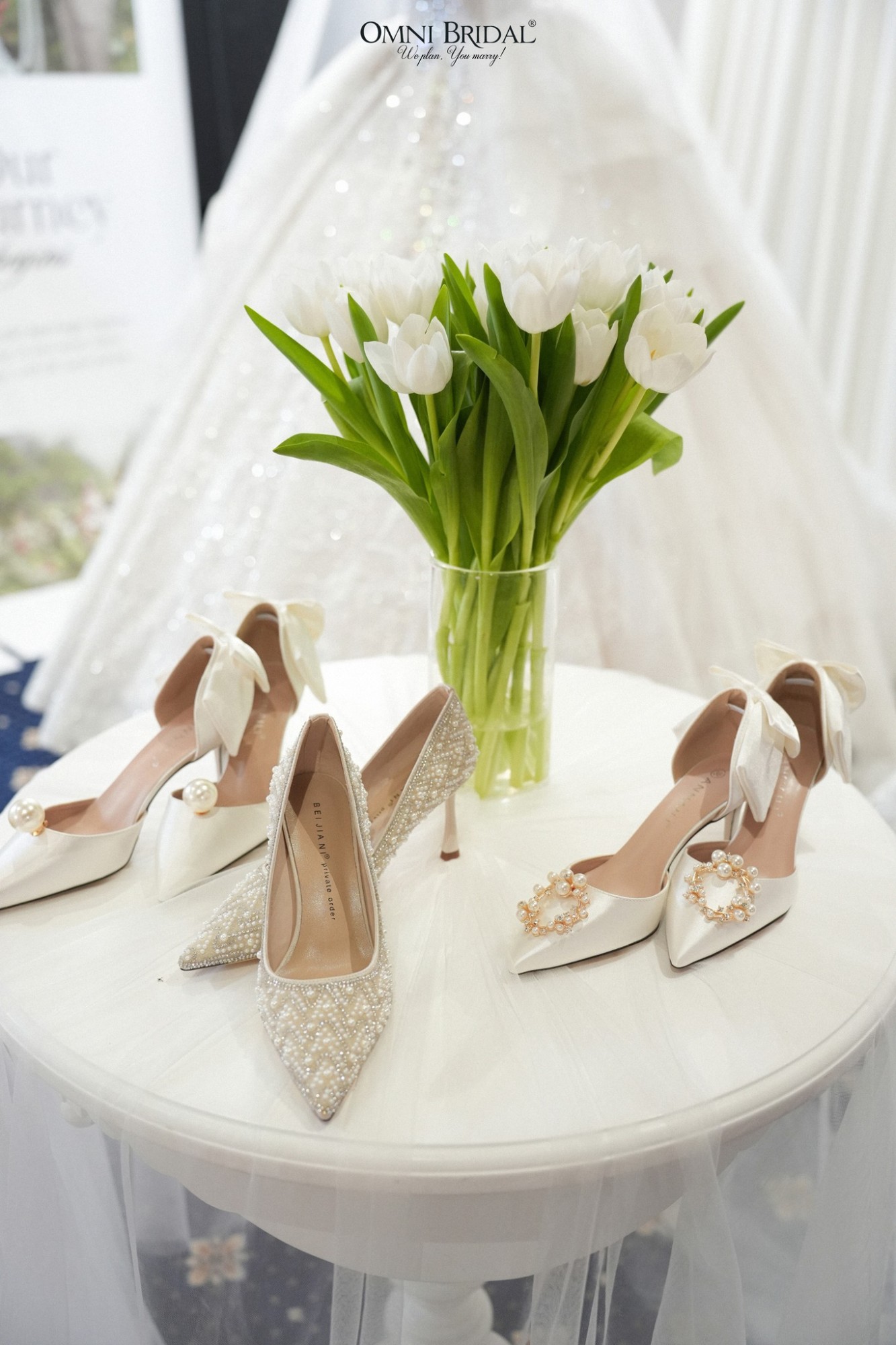 Giày cưới cũng là vật dụng không thể bỏ qua khi đi thử váy cưới