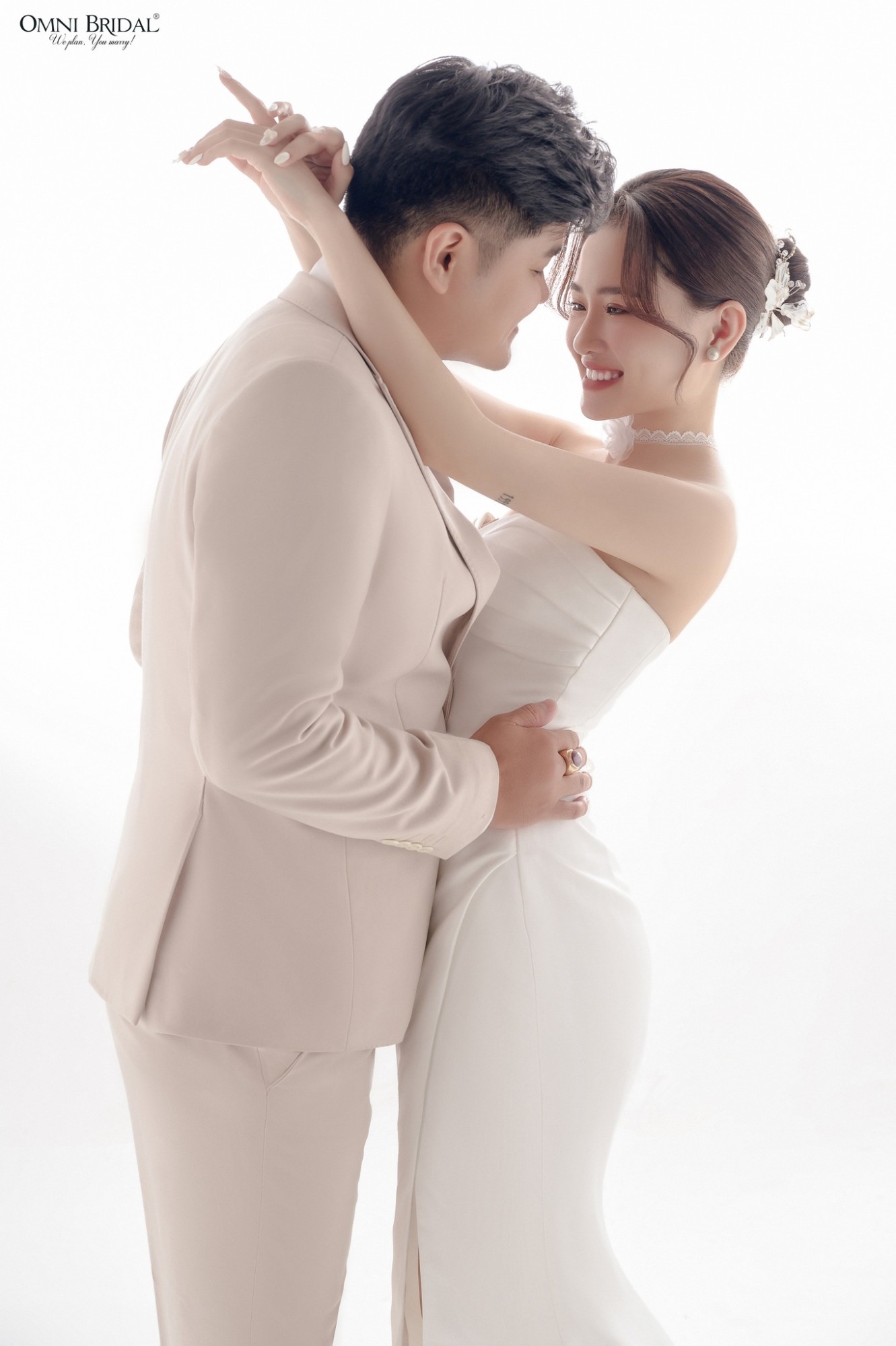 Concept ảnh cưới với ánh sáng dịu nhẹ, đơn giản