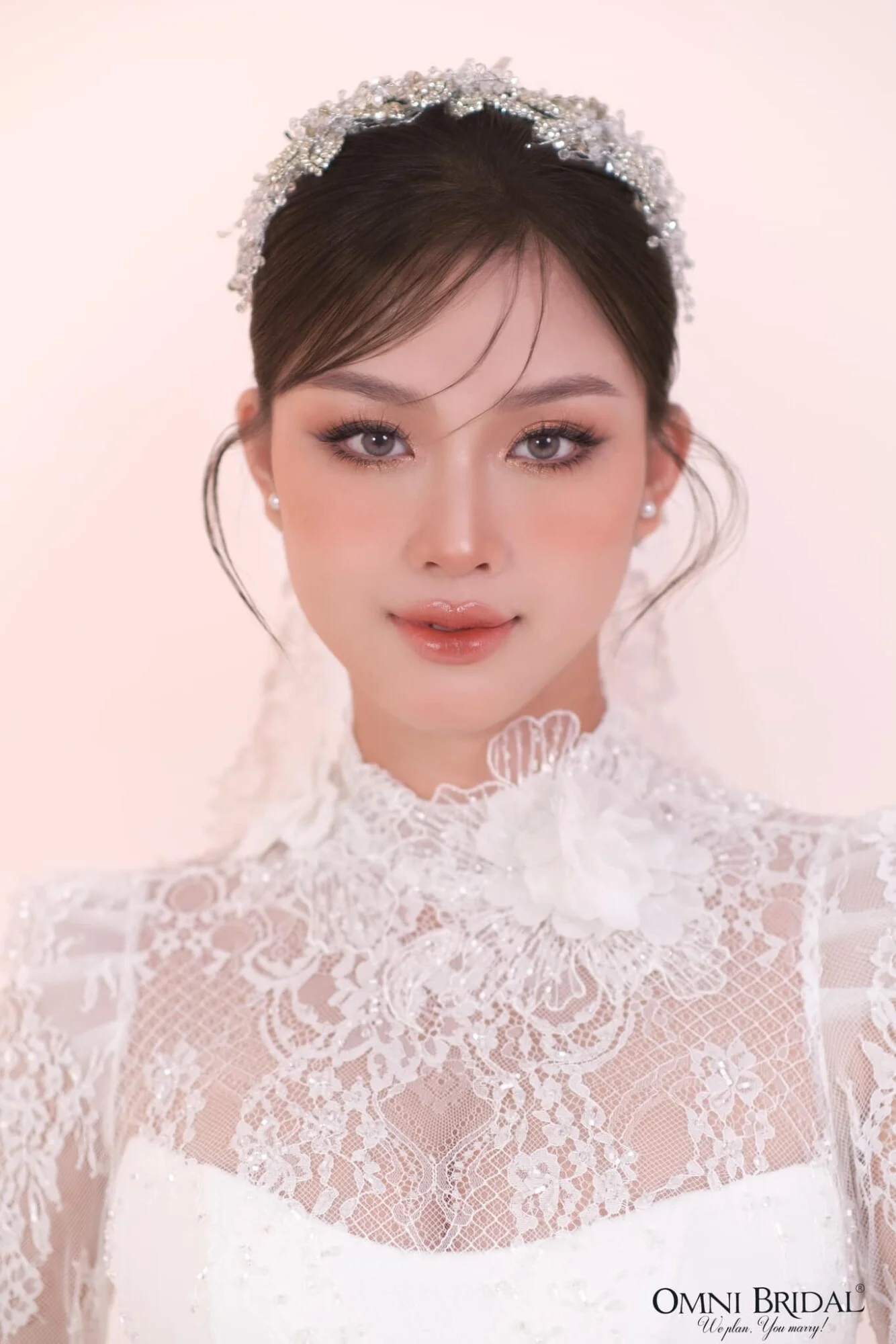 Layout makeup cô dâu tập trung vào phần mắt và môi