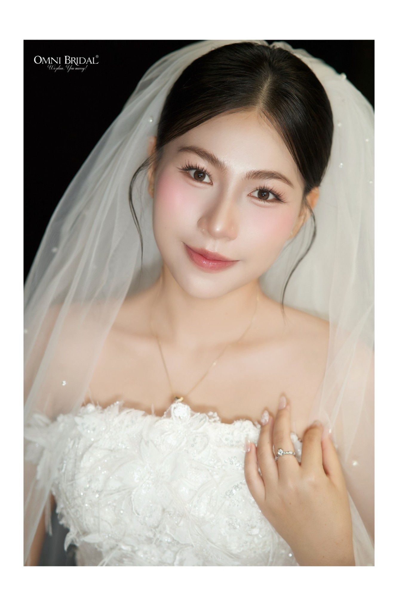 Một đôi mắt có chiều sâu chính là một phần của layout trang điểm cô dâu đẹp