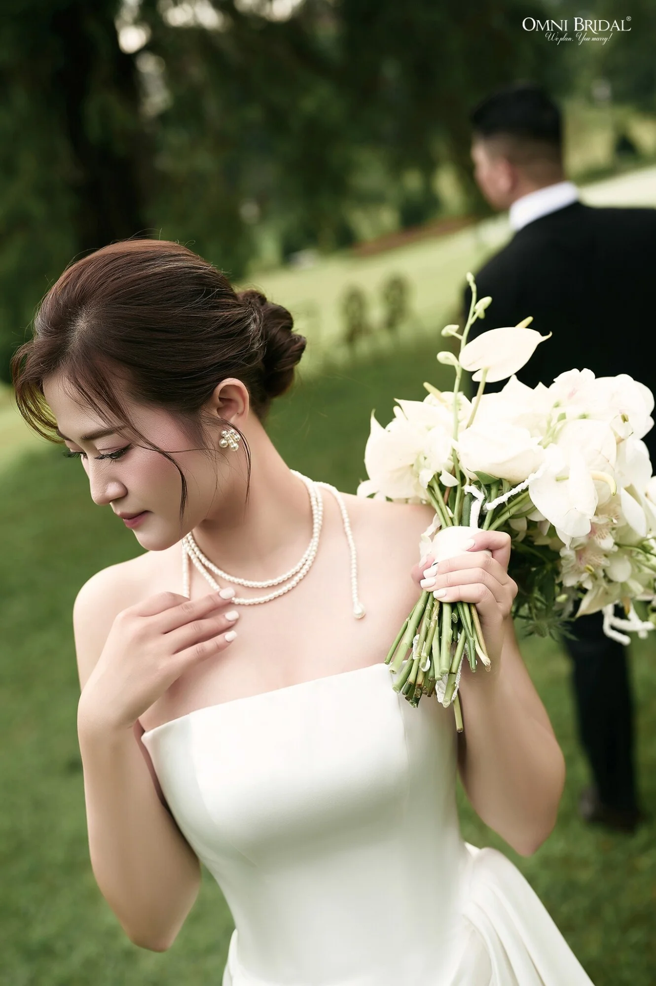 Kiểu tóc cho cô dâu mặt tròn cũng có thể áp dụng