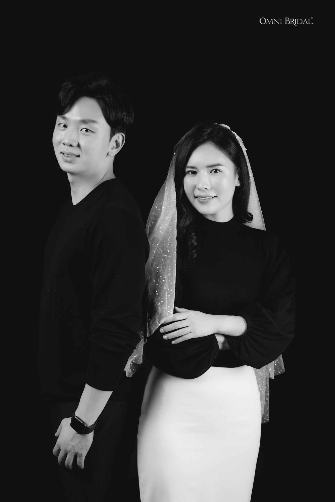 Concept ảnh cưới trắng đen tạo chiều sâu cảm xúc cho cặp đôi