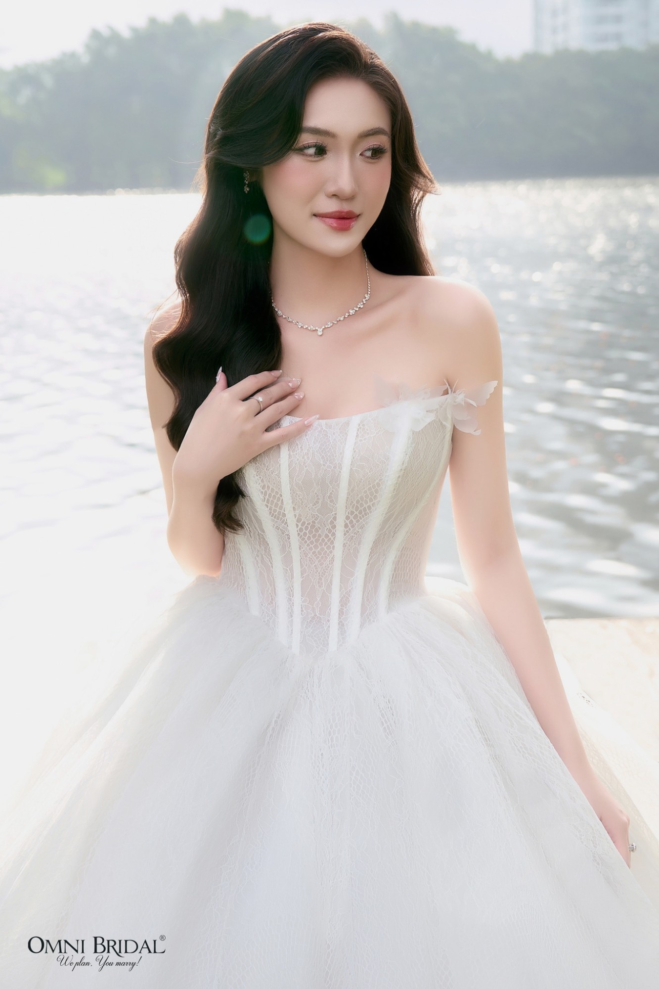 Đừng quên kiểm tra dưới nhiều góc độ ánh sáng để có một layout makeup phù hợp nhất 