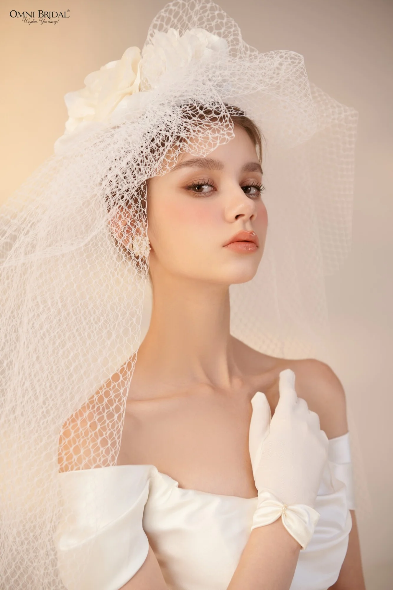 Layout makeup cô dâu tone tây đầy sắc sảo nhưng vẫn tinh tế dịu dàng