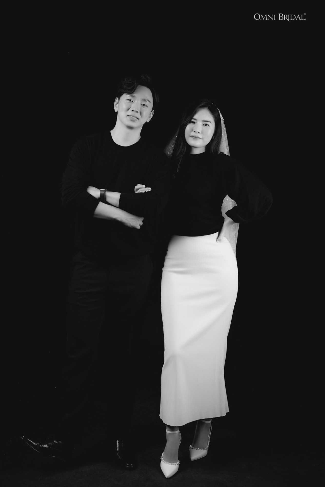 Concept ảnh cưới trắng đen tạo chiều sâu cảm xúc cho cặp đôi