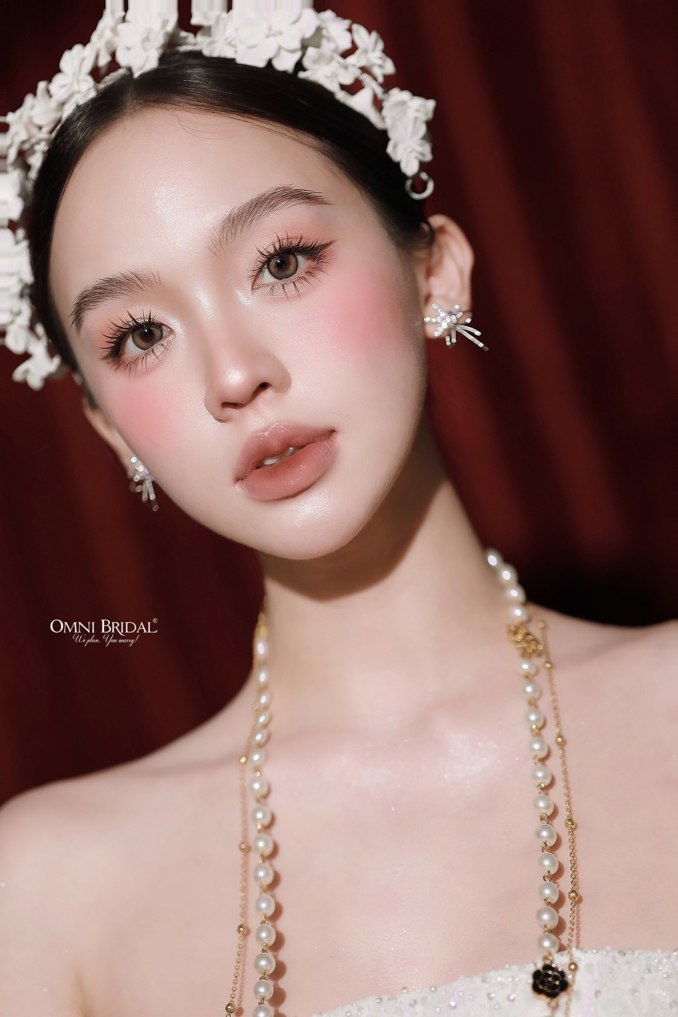 Layout makeup chú trọng việc tô đậm các đường nét nhưng vẫn đảm bảo sự hài hòa giữa các chi tiết trên gương mặt