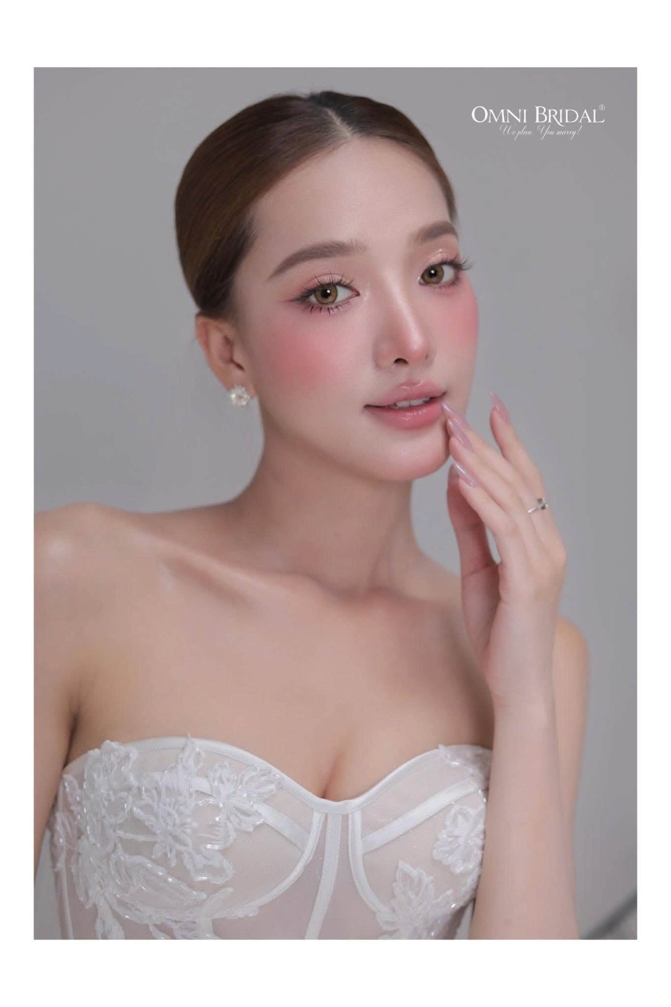 Điểm quan trọng khi lựa chọn makeup tone hồng là không nên sử dụng màu quá nhạt trên toàn bộ gương mặt.